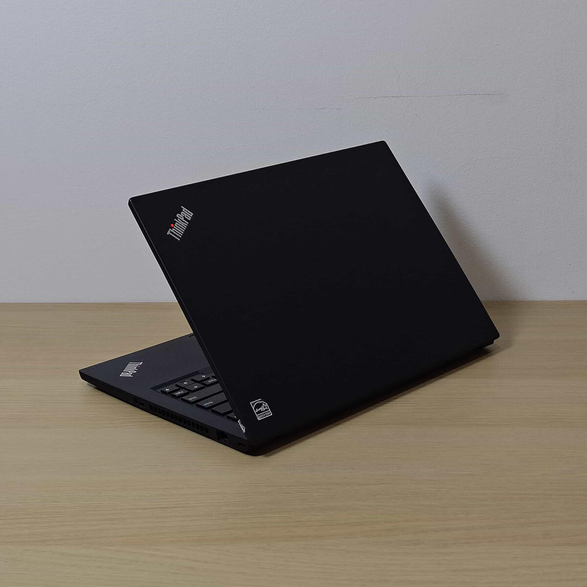 Lenovo Thinkpad T14 Belakang Kanan Butik Laptop
